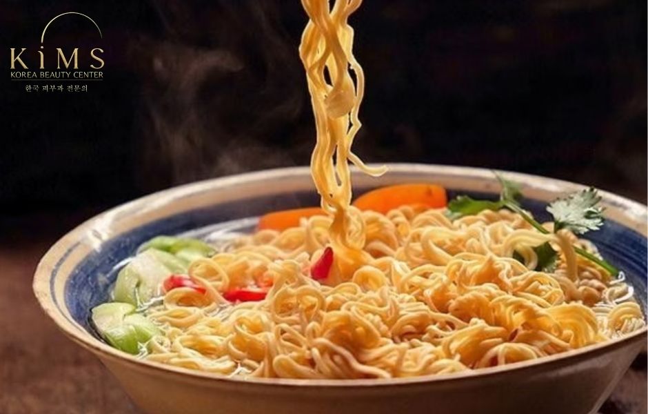 Bị vết thương ăn mì tôm có được không?