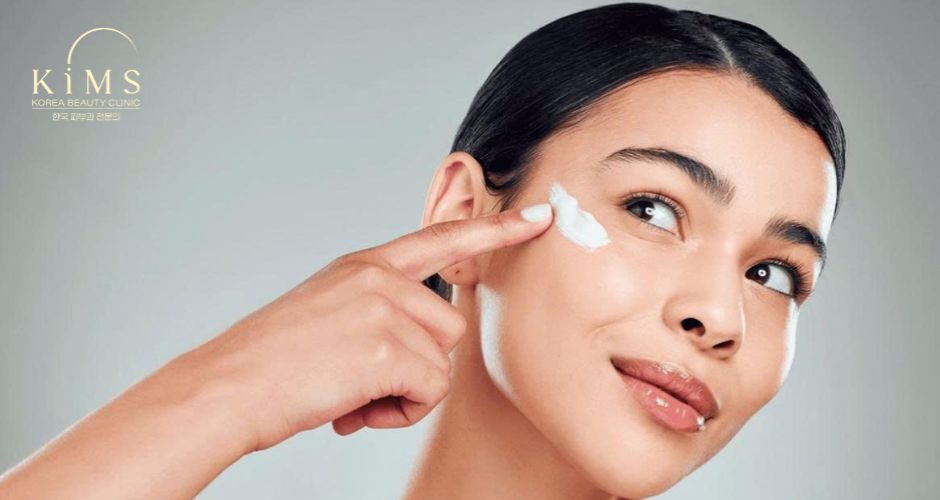 Buổi sáng nên rửa mặt nhẹ nhàng và chống nắng kỹ.