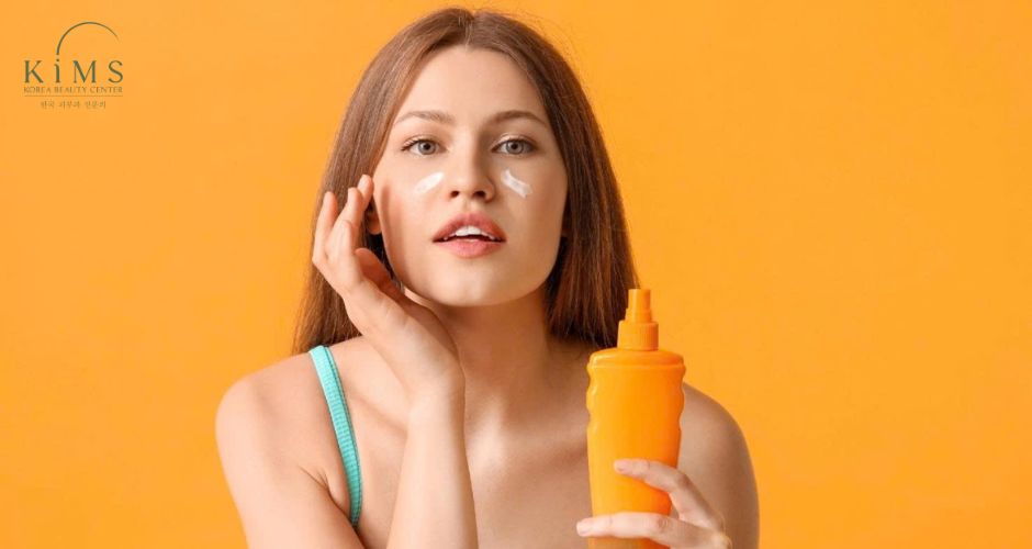 Chống nắng bằng kem chống nắng kết hợp che chắn vật lý.