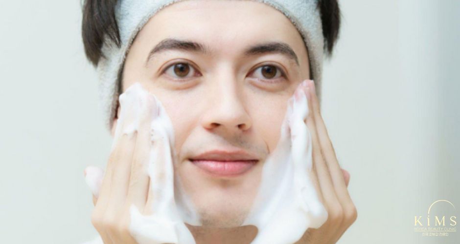 Chọn sữa rửa mặt tạo bọt, làm sạch tốt.