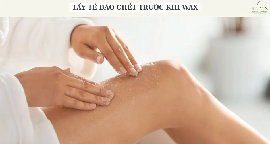 Tẩy tế bào chết trên vùng cần wax lông.