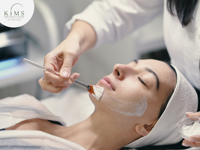 Peel da nông giúp cải thiện kết cấu và làm sáng da một cách nhẹ nhàng.