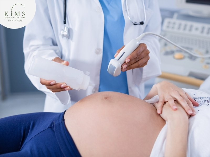Mẹ bầu cần theo dõi sức khỏe và thăm khám định kỳ đều đặn.