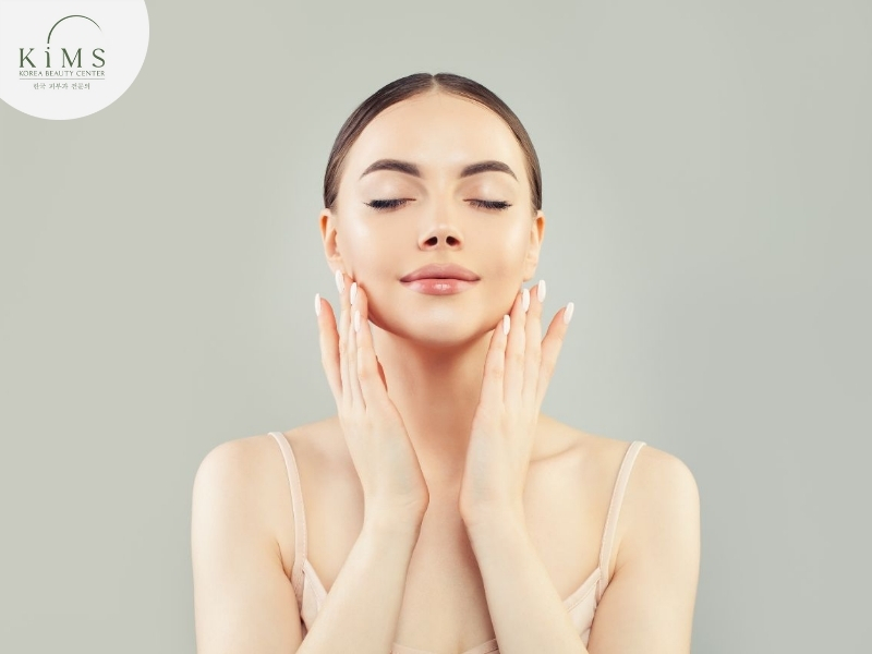 Massage đúng cách, nhẹ nhàng giúp da được kích thích tuần hoàn máu và thấm sâu dưỡng chất