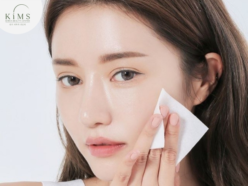 Giấy thấm dầu là công cụ đơn giản giúp bạn nhận biết loại da tại nhà