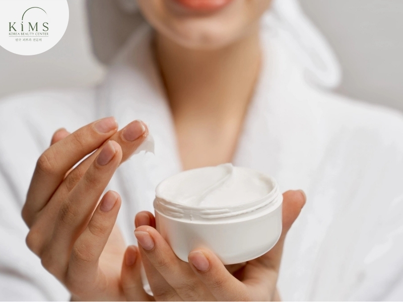 Da khô cần được cấp ẩm sâu bằng các sản phẩm giàu dưỡng chất.