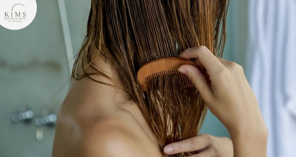 Ủ tóc bằng dầu dừa nguyên chất giúp dưỡng ẩm sâu và phục hồi tóc