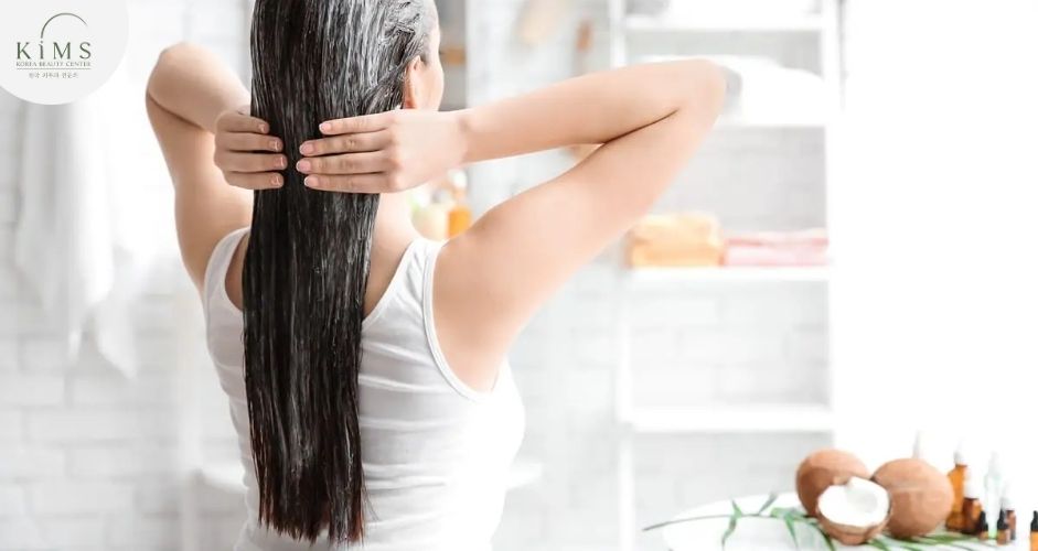 Massage da đầu khi dùng dầu dừa giúp kích thích tuần hoàn máu