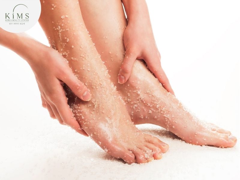 Để tránh lông mọc ngược, hãy tẩy da chết sạch sẽ