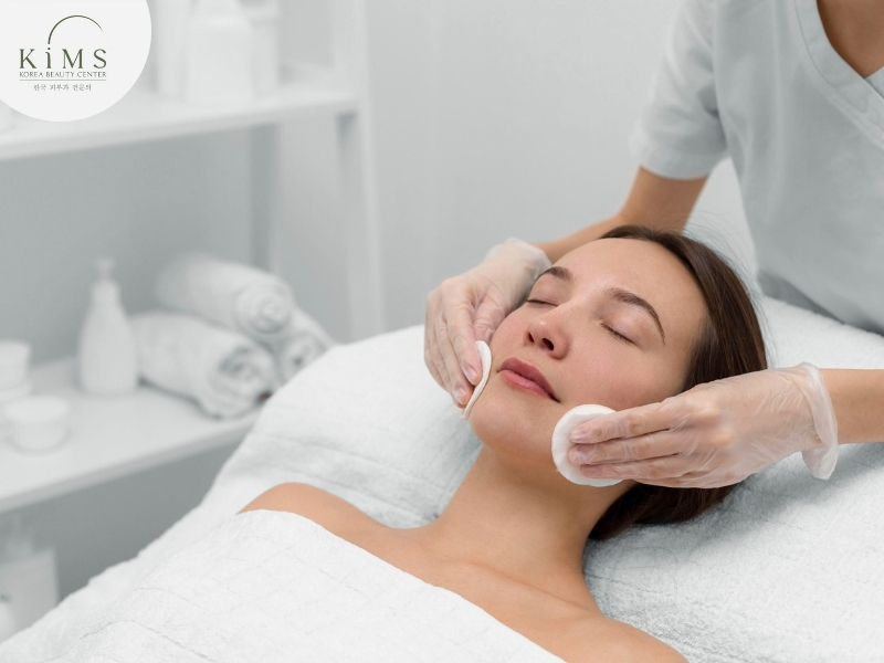 Vệ sinh da mặt nhẹ nhàng là bước quan trọng sau khi tiêm meso.