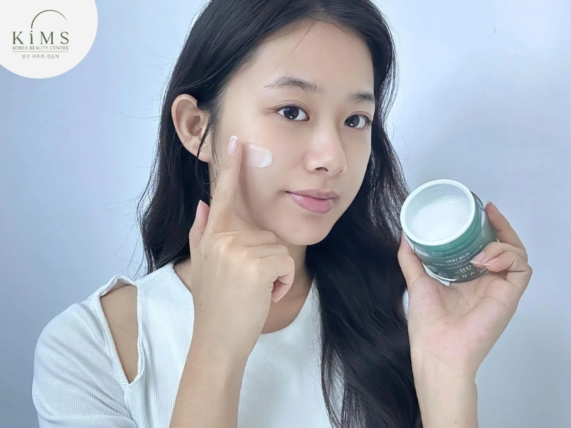 Dưỡng ẩm chuyên sâu giúp làm dịu và phục hồi hàng rào bảo vệ da.