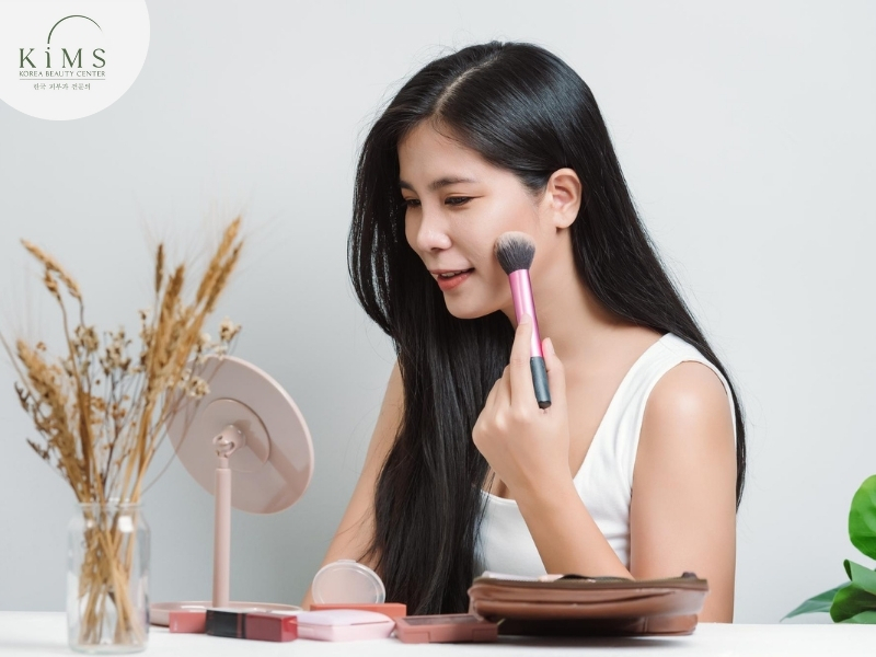 Trang điểm nhẹ nhàng sau khoảng 3 đến 5 ngày khi da đã ổn định.