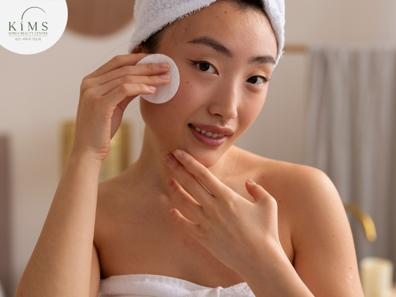 Tẩy trang dịu nhẹ là bước quan trọng để làm sạch da đang phục hồi.