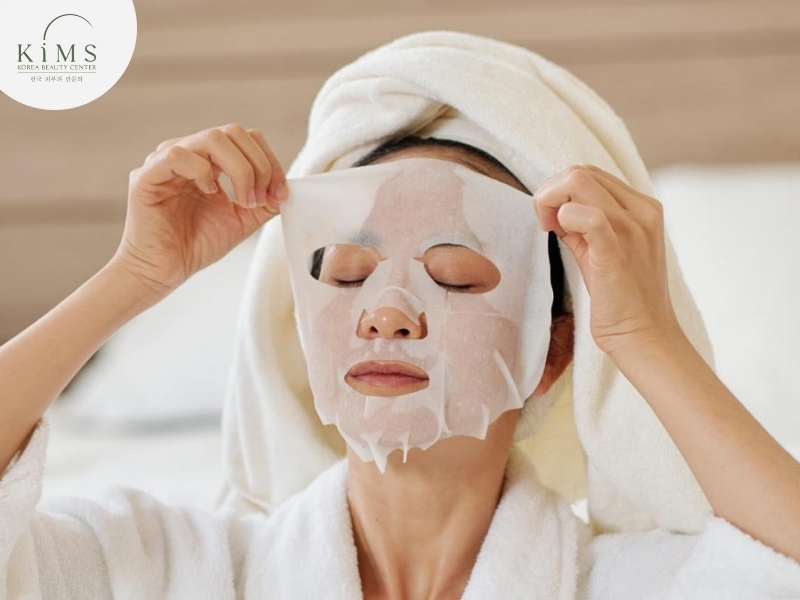 Đắp mặt nạ đúng cách giúp da phục hồi nhanh chóng sau khi peel.