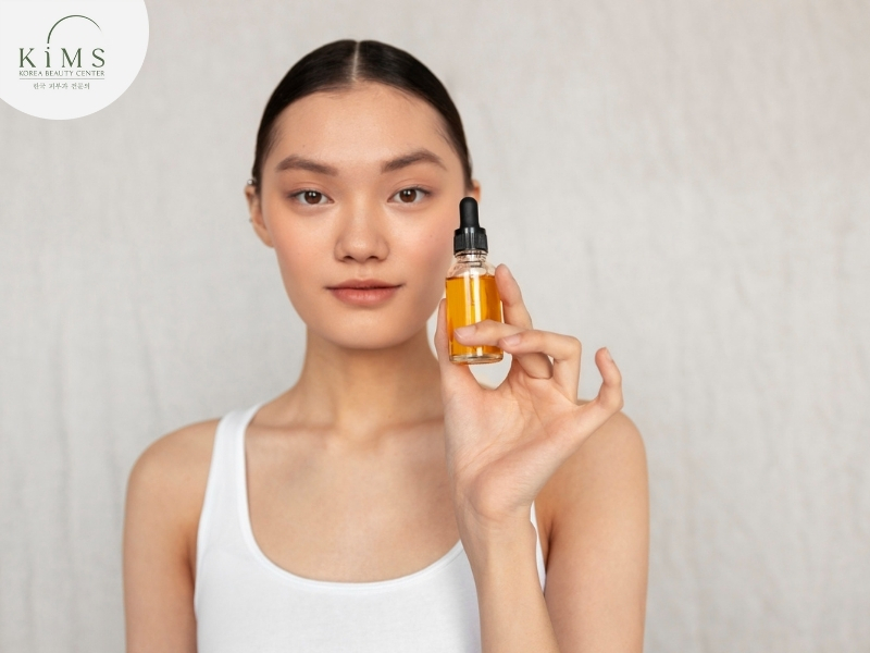 Vitamin C hỗ trợ làm sáng da và làm mờ các vết thâm hiệu quả.
