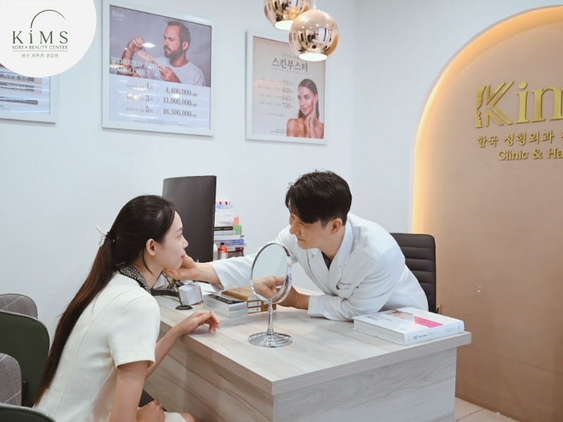 Bác sĩ tư vấn phác đồ điều trị mesotherapy phù hợp cho khách hàng