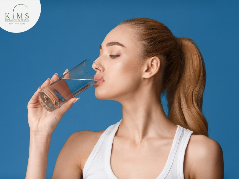 Uống đủ nước mỗi ngày giúp duy trì độ ẩm cần thiết cho làn da