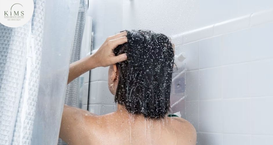 Tắm nước ấm giúp làm giãn nở lỗ chân lông